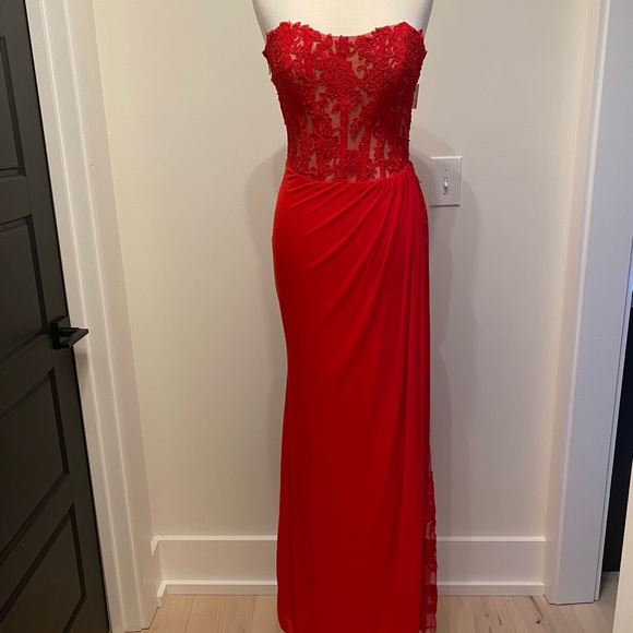 La Femme formal gown - Picture 1 of 7